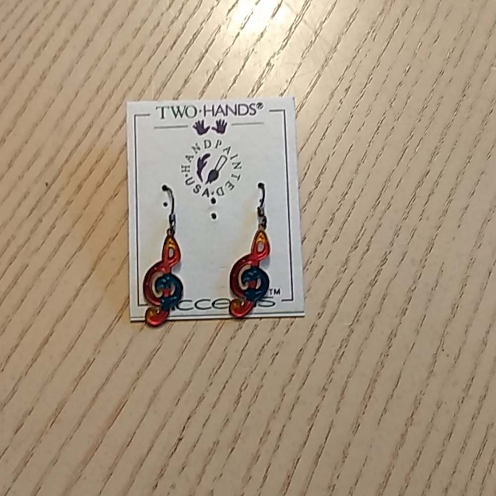 Hand-painted g-clef pierced drop earrings new